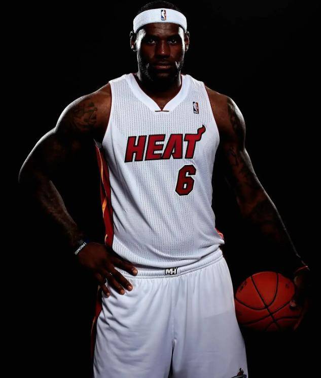 詹姆斯连续二十场比赛得分超过出色防守，热火不断突破！观众掌声雷动的简单介绍-九游app最新版下载安装